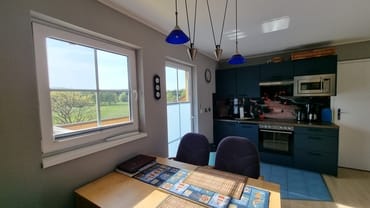 Eßtisch mit Küchenzeile