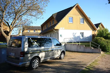 Hauszugang mit Parkplätzen