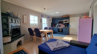 Eßbereich mit Kamin, Eßecke, großer Kühlschrank