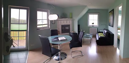 Wohnzimmer mit Kamin