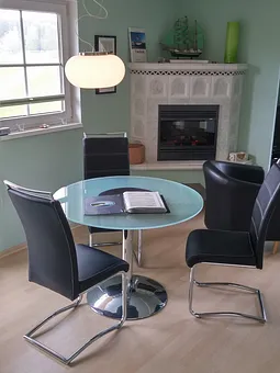 Eßtisch mit Elektroeffektkamin