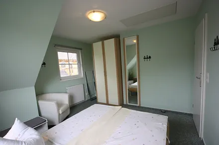 Schlafzimmer mit Ganzkörperspiegel und Wäschetrockner