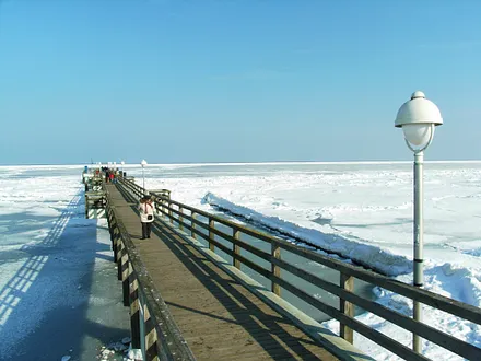 Alte Seebrücke mit gefrorener Ostsee