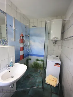 Ebenerdige Dusche mit Waschmaschine