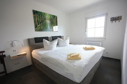 Schlafzimmer, Fenster mit Jalousie und Mückenschutz