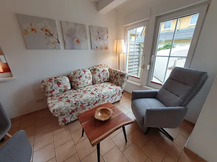 Neues Sofa im Wohnzimmer mit Schlaffunktion