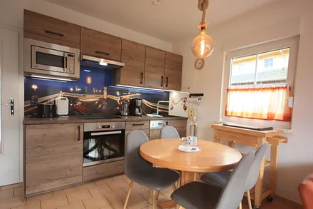 Küchenzeile mit Spülmaschine, Backofen, Mikrowelle und neuer Seebrücke