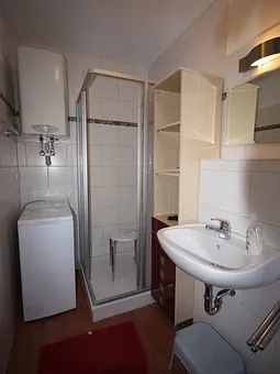 Tageslichtbad mit Waschmaschine