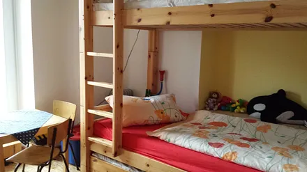 Kinderzimmer mit Doppelstockbett und Bettschublade
