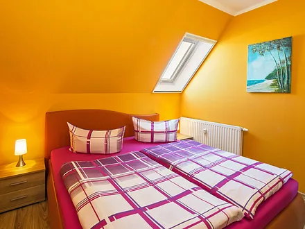 Schlafzimmer mit Doppelbett 180x200