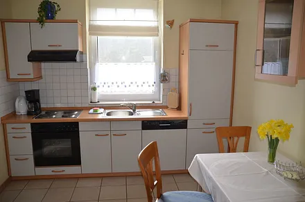 Küchenzeile mit Essbereich