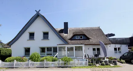 Hausansicht, oben rechts ist die Sonnenterasse zum Studio