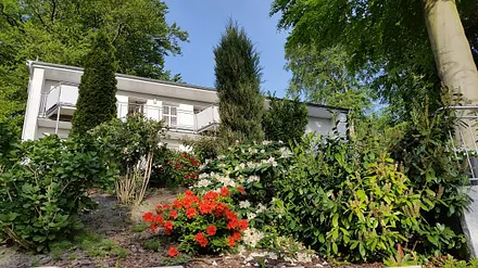 Blick vom Parkplatz auf das Haus