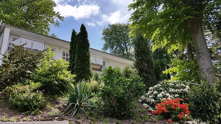 Blick vom Parkplatz auf das Haus