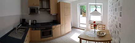 Küche mit Zugang zur Terrasse