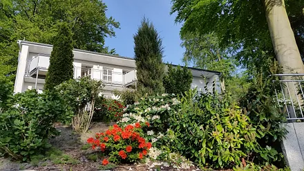 Blick vom Parkplatz zum Haus