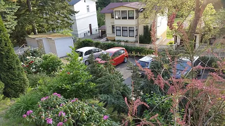 Blick vom Haus auf den Parkplatz