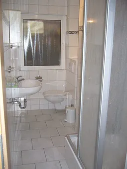 Dusche + WC mit Fenster