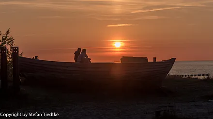 Romantischer Sonnenuntergang am Strand