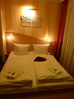 Schlafzimmer mit einem Doppelbett