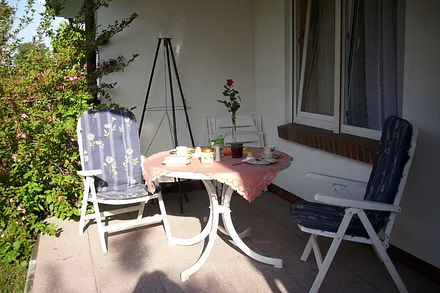 sonnige Terrasse mit Grill