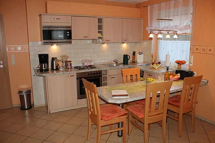 Küchenzeile mit Komplettausstattung und Essplatz