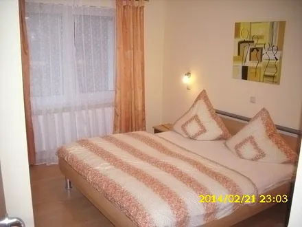 Schlafraum mit großem Kleiderschrank