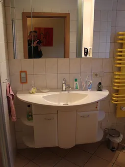 Bad mit Dusche, WC, Einbauradio