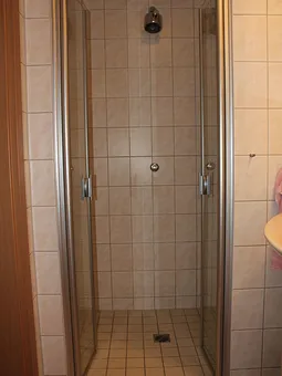 Geräumige ebenerdige Dusche - jetzt mit Wandbrause