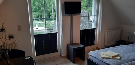 Blick auf die Dachterrasse mit eigenem Strandkorb sowie Sitzgruppe