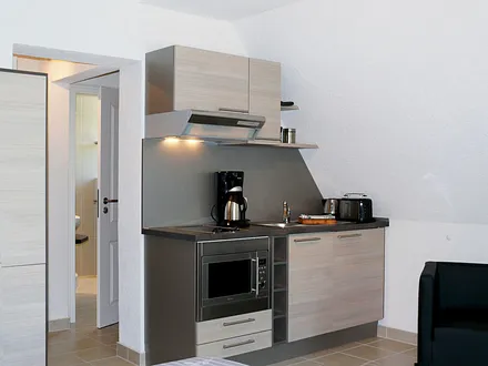 Küchenzeile, mit Komplettausstattung (Geschirrspüler, Backofen, Ceranfeld, Kühlschrank mit Gefrierfach) 