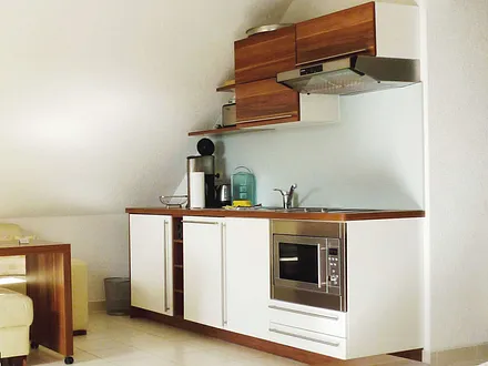 Küchenzeile mit Komplettausstattung (Geschirrspüler, Backofen, Ceranfeld, Kühlschrank mit Gefrierfach)