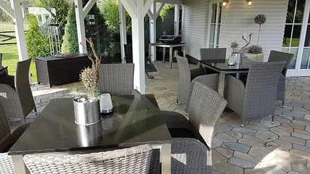 überdachter Grillplatz am Saunagebäude