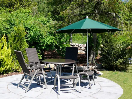 reservierte Sitzgruppe im Garten