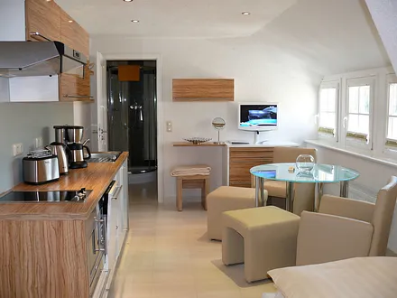 Gesamtansicht, moderne Einbauküche mit Sitzgruppe