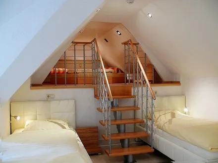 Aufgang zum Schlafbereich im Alkoven