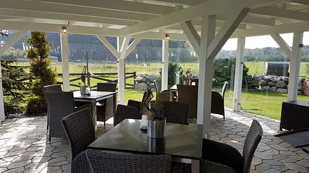 überdachter Grillplatz am Saunagebäude