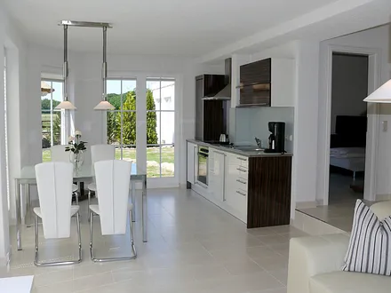 Einbauküche mit Komplettausstattung sowie Essgruppenbereich im Wintergartenanbau