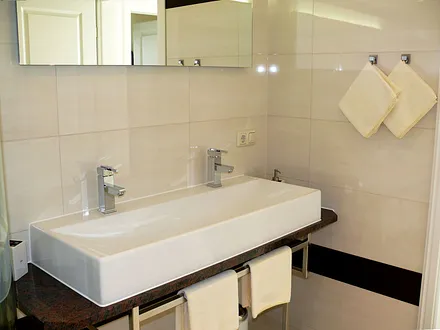 Badezimmer mit Doppelwaschbecken