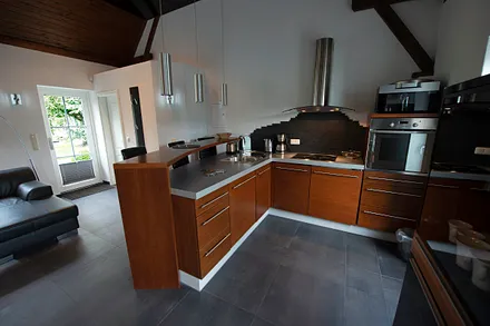 Einbauküche mit kompletter Ausstattung sowie mit Barteil