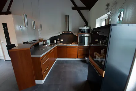 moderne, komplett ausgestattete Einbauküche 