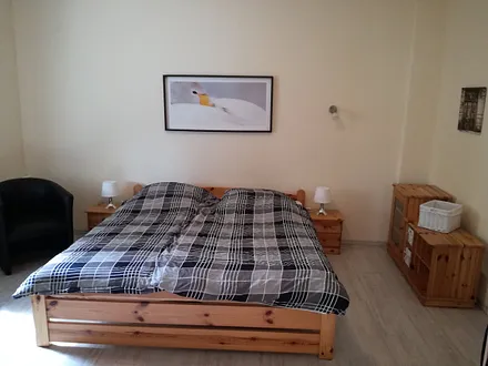 großzügiges Schlafzimmer mit Kinderbett