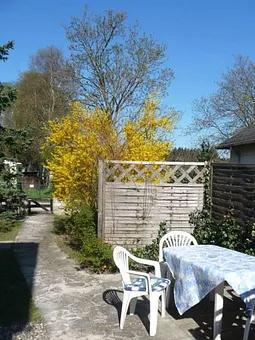 Sonnenterrasse mit Gartenanteil