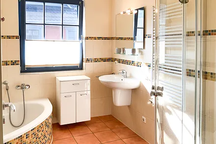 Das große Badezimmer im OG hat eine Eckbadewanne ...