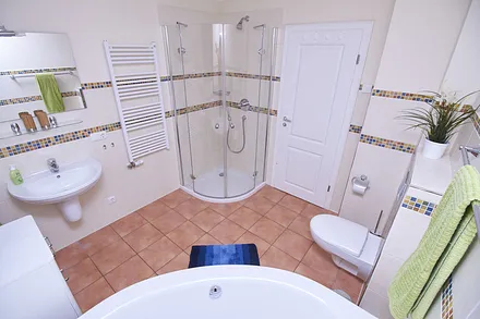 ... und ebenfalls eine große Echtglasdusche mit Thermostatmischbatterie