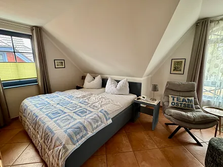 Schlafzimmer 1 im OG mit Doppelbett 180 x 200 cm