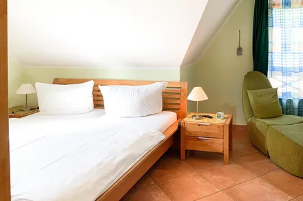 Das 1. Schlafzimmer OG mit Doppelbett 180x200 cm und gemütlicher Dachschräge