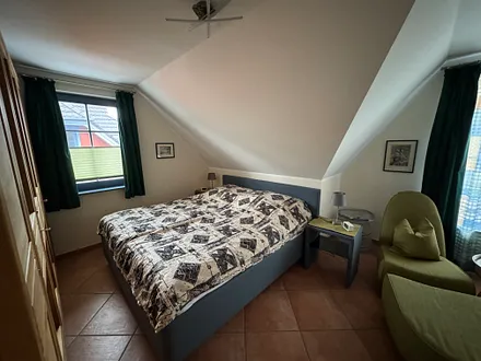 Das 1. Schlafzimmer OG mit Doppelbett 180x200 cm und gemütlicher Dachschräge