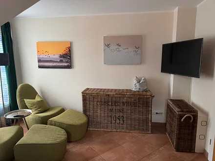 Fernseher und Sitzgruppe im 1. SZ OG