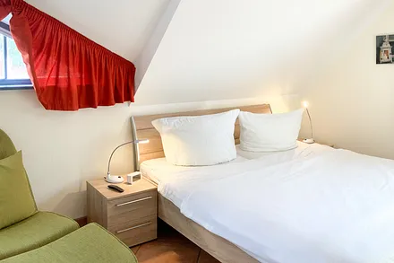 Das 2. Schlafzimmer im OG mit Doppelbett und 43 Zoll LED-Smart-TV mit Internet und Netflix